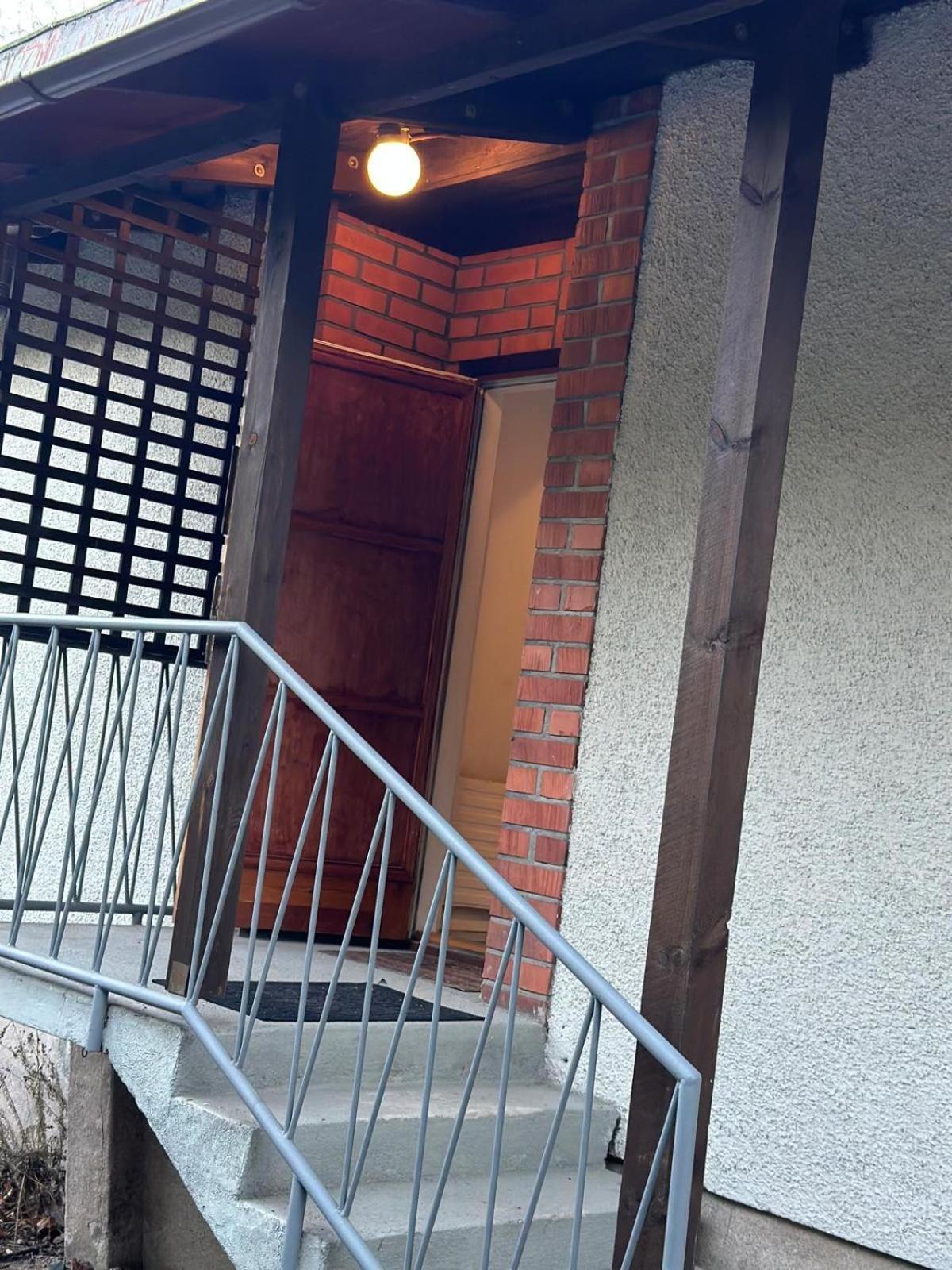 Semesterbostad Cozy Independent House With Free Parking And 20 Mins To Center