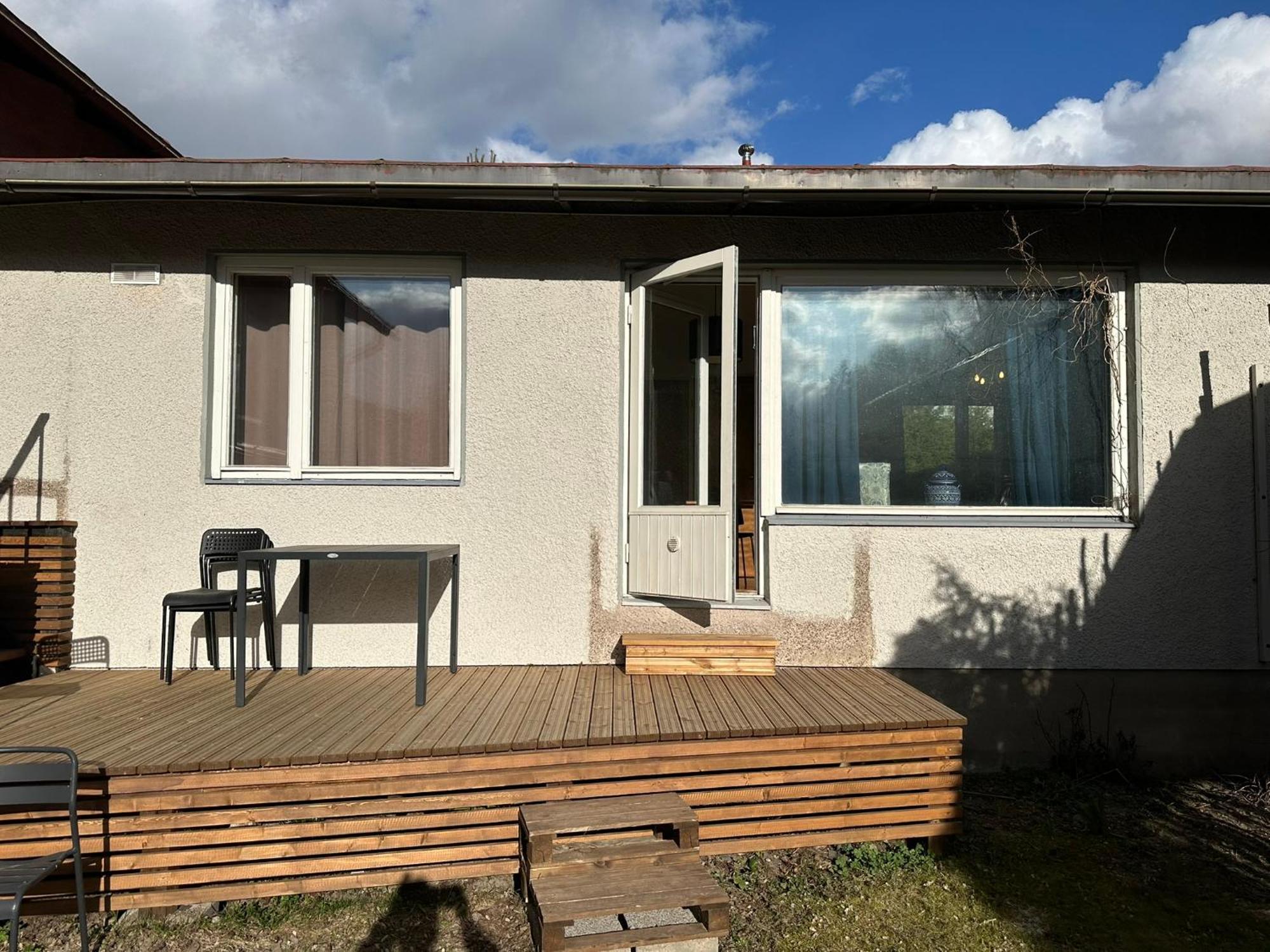 Semesterbostad Cozy Independent House With Free Parking And 20 Mins To Center