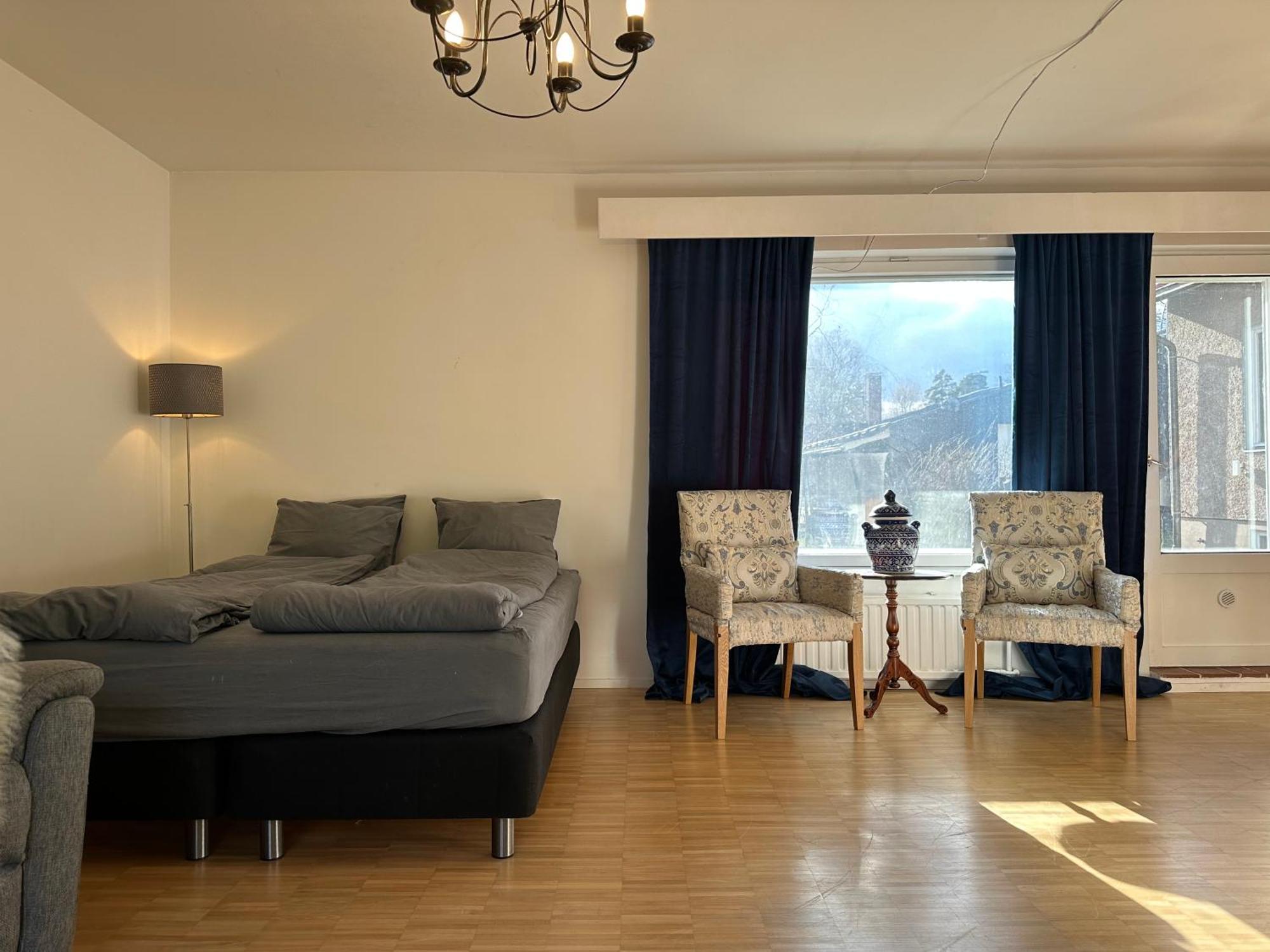Semesterbostad Cozy Independent House With Free Parking And 20 Mins To Center